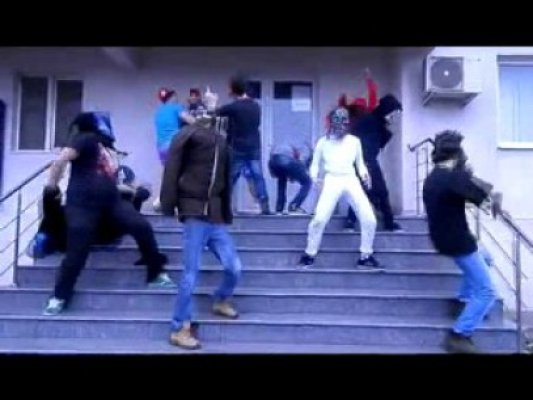 Isteria Harlem Shake a cuprins Constanţa: Au dansat nebuneşte într-un mall. Urmează Poarta 1